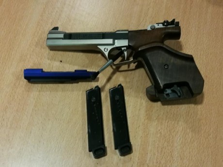 Vendo Pistola Feinwerkbau AW93 cal. 22 LR. en inmejorable estado, con dos cargadores, maletín original. 02