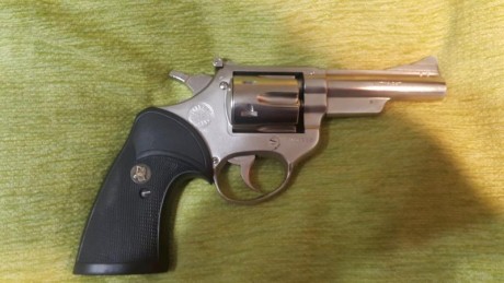 Vendo revolver Astra modelo 357 en calibre 357 mágnum y 38 comprado por capricho.
El arma no tiene apenas 01
