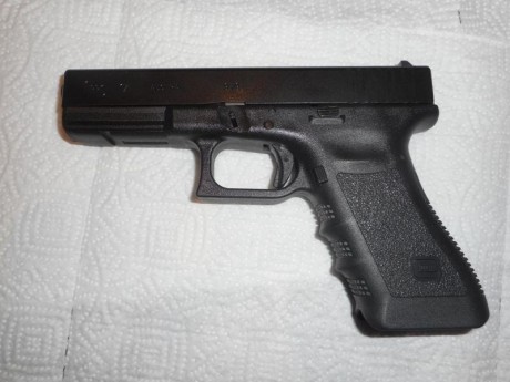 Vendo pistola glock con dos cargadores de tercera generacion, con su caja original por 320 euros (trescientos 01