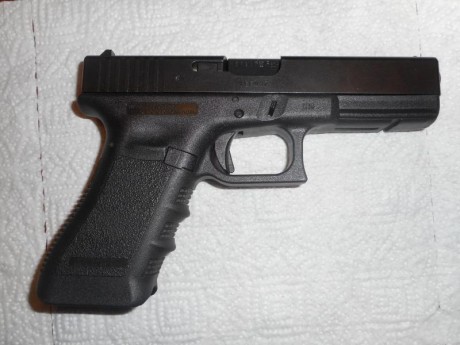 Vendo pistola glock con dos cargadores de tercera generacion, con su caja original por 320 euros (trescientos 00