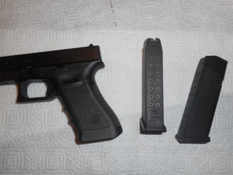 Vendo pistola glock con dos cargadores de tercera generacion, con su caja original por 320 euros (trescientos 12