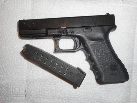 Vendo pistola glock con dos cargadores de tercera generacion, con su caja original por 320 euros (trescientos 11