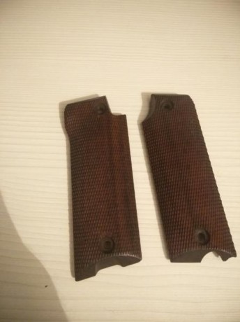 Pues vendo unas cachas originales de Astra 600 de madera en muy buen estado.
40€ + portes. 01