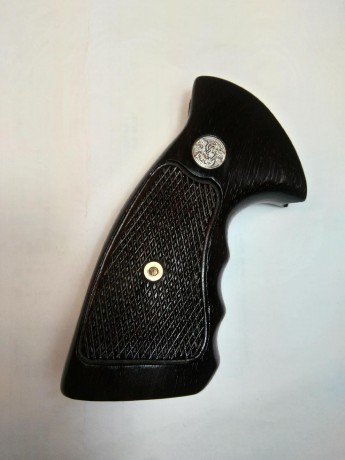 Vendo estas cachas, son para revolver Smith and Wesson 686 que segun tengo entendido es de armazon "L" 00