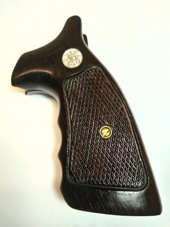 Vendo estas cachas, son para revolver Smith and Wesson 686 que segun tengo entendido es de armazon "L" 10