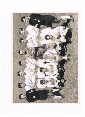 Hola 
Lo dicho, vendo foto Real Madrid Campeones 6ª Copa de Europa (año 1.965), firmada x todos ellos, 01