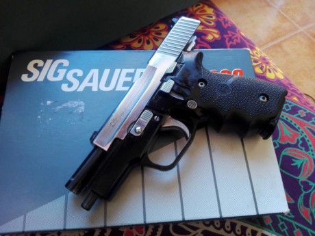 VENDO SIG SAUER P228 CON TRES CARGADORES, CAHAS HOGUE Y ORIGINALES. 300 EUROS GASTOS INCLUIDOS,
TAMBIEN 01