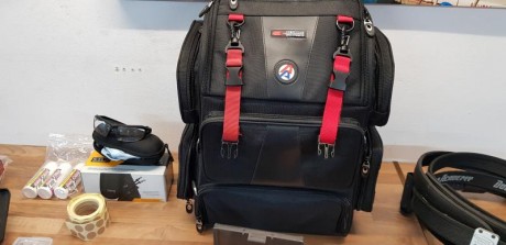 Hola Vendo un pack con una STI Edge del 40 con 6 cargadores.

Ademas incluyo:
-Un cinturón de doble alfa 102