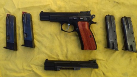 Vendo la pistola de las fotos, una  CZ 75B  en extraordinario estado junto con un  kit del .22 , los dos 02