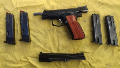 Vendo la pistola de las fotos, una  CZ 75B  en extraordinario estado junto con un  kit del .22 , los dos 01