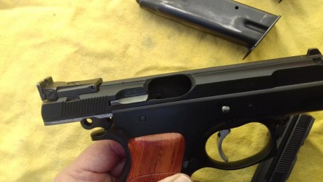 Vendo la pistola de las fotos, una  CZ 75B  en extraordinario estado junto con un  kit del .22 , los dos 00