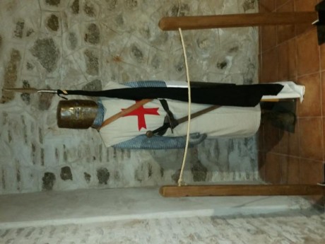 La orden de los Caballeros Templarios:

 http://www.historiareimilitaris.com/index.php/secciones/medieval/666-templarios 41