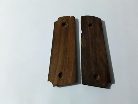  20181126_201218.jpg  20181126_201252.jpg 
Cachas en madera picada para colt 1911. 00