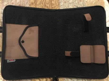 Vendo estuche de piel para pistola 
con departamento para dos cargadores
y documentacion con logos SPS 01