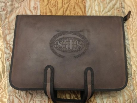 Vendo estuche de piel para pistola 
con departamento para dos cargadores
y documentacion con logos SPS 00