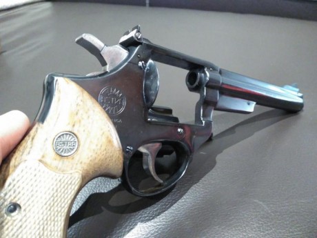 Vendo por no usar y para liberar cupo, revolver Astra 960 de 6" en calibre 38 sp. Está en buen estado, 02