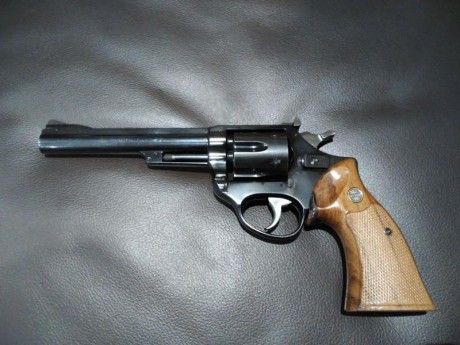 Vendo por no usar y para liberar cupo, revolver Astra 960 de 6" en calibre 38 sp. Está en buen estado, 01
