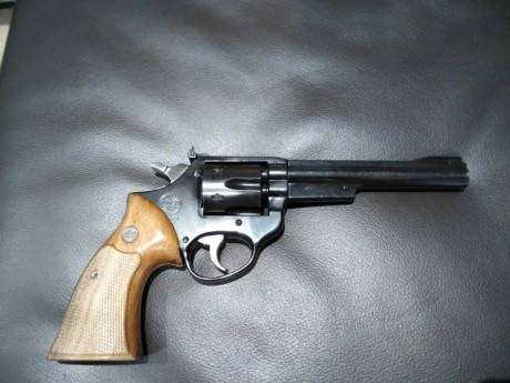 Vendo por no usar y para liberar cupo, revolver Astra 960 de 6" en calibre 38 sp. Está en buen estado, 00