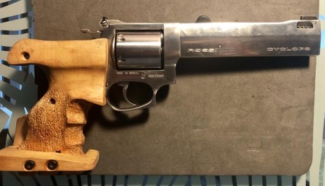 Se vende revólver Amadeo Rossi Cyclops 357MG. Con cacha anatómica, en buen estado y funcionamiento, por 01