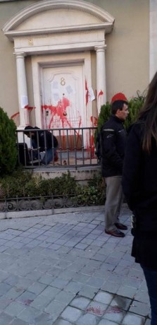 Ayer por la noche fue atacada la sede del colegio de Veterinarios de Madrid después de unas jornadas sobre 00