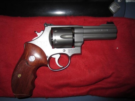 Pues eso: que vendo este precioso revólver de la serie Jerry Miculek. Voy dejando calibres y este practicamente 02