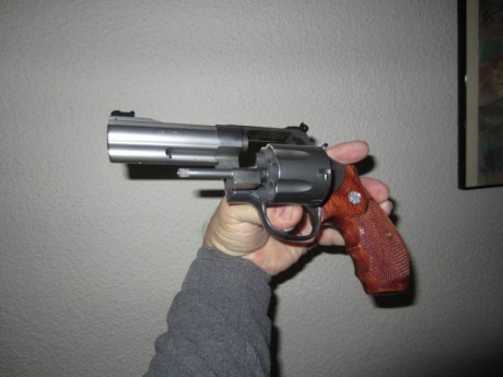 Pues eso: que vendo este precioso revólver de la serie Jerry Miculek. Voy dejando calibres y este practicamente 00