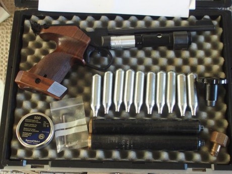 La pistola en cuestion es una Walther CP2 super-precisa con la peculiaridad de que se incluye un adaptador 01