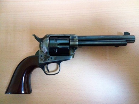 Un amigo vende este revolver Cattleman de UBERTI, calibre 44-40 metálico, cañón 4,75” (12cm), guiado en 00