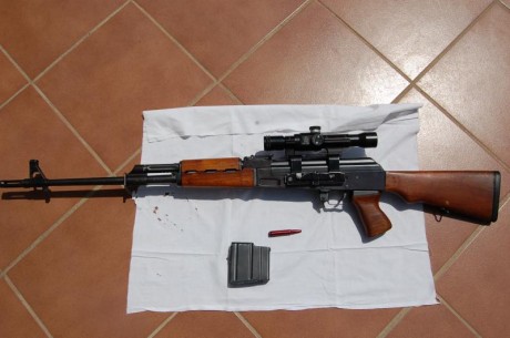 Vendo Zastava M76, muy pocos tiros.
Números de serie coincidentes en todas las piezas del arma no en la 01