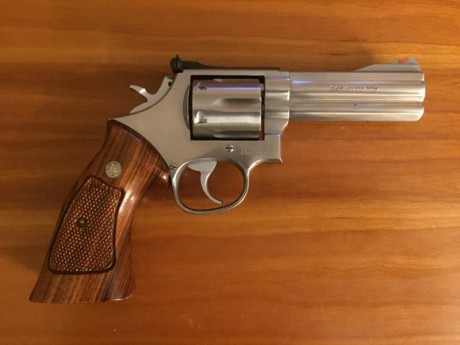 En venta revólver  Smith&Wesson 686 de 4'' . Calibre 357 Magnum/ 38 special. Arma en perfecto estado. 00