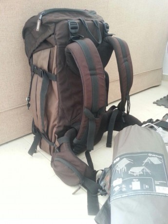 Vendo este conjunto compuesto de:

- Mochila de 60 litros decathlon, de las antiguas, es decir carne de 11
