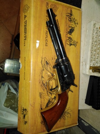 Clónica sudafricana 1911A1 Commander 4,15" monohilera .45 ACP
Pavonado nuevo, martillo Delta, fiador 70