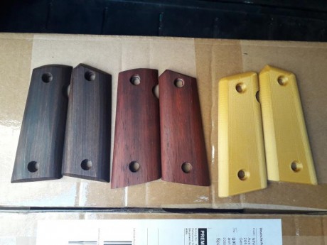 tengo 2 juegos de cachas más anchas que las originales de madera para sti trojan y otra hecha en 3d (la 00