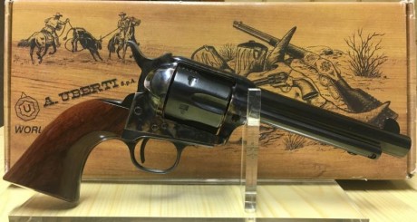 Vendo revolver  Aldo Uberti , calibre 45, cañón de 5 1/2" , modelo 0411 cattl. nm. bascula color 02