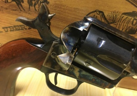 Vendo revolver  Aldo Uberti , calibre 45, cañón de 5 1/2" , modelo 0411 cattl. nm. bascula color 01