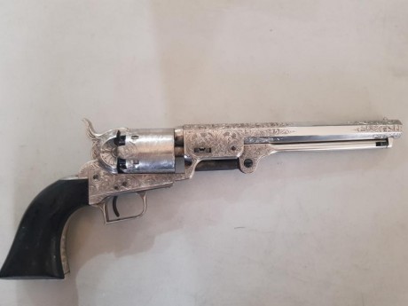 me interesa confirmar si es un revolver 1851 NAVY y sobre el grabado 02