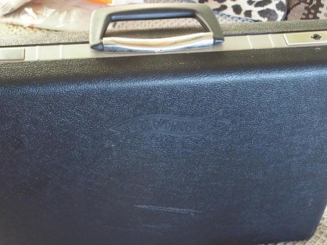 La pistola en cuestion es una Walther CP2 super-precisa con la peculiaridad de que se incluye un adaptador 61