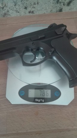 La pistola se encuentra en un estado bastante bueno. Inclye 2 cargadores y caja original. Las cachas son 80