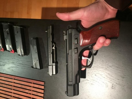 A la venta la CZ75B con el kit kadett de 22 con miras LPA, 2 caragadores de 9 y dos de 22, cachas originales 11