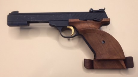 Vendo pistola Browning cal .22, empuñadura nueva a estrenar y el pavon bastante rallado,funciona perfectamente, 01