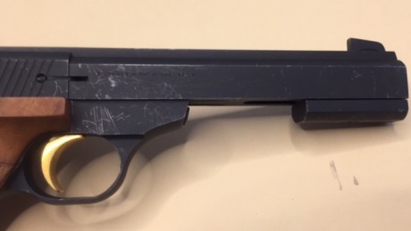 Vendo pistola Browning cal .22, empuñadura nueva a estrenar y el pavon bastante rallado,funciona perfectamente, 10