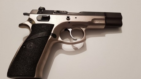 Vendo 
CZ 85 9x19  comprada usada hace 9 meses. Esta perfecta, disparador ajustado y pido por ella 350€ 00