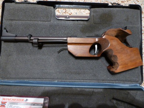 La pistola esta muy entera, a pesar de los años tiene pocos tiros.
Tiene 2 juegos de miras, puntos de 01