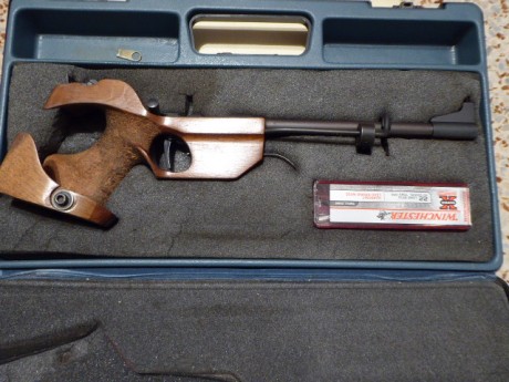 La pistola esta muy entera, a pesar de los años tiene pocos tiros.
Tiene 2 juegos de miras, puntos de 00