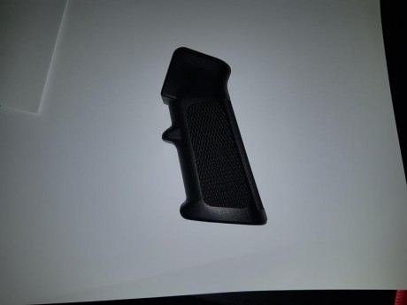 Hola, 

Vendo empuñadura tipo AR original nueva sin usar, no tiene tornillo ni arandela, 6 € más gastos 00