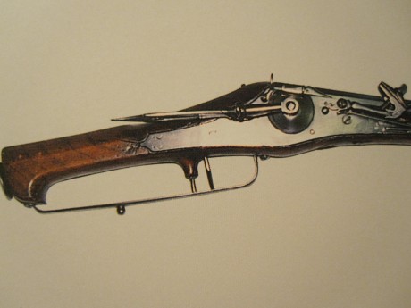 Voy a colocar unas fotos de un arma larga alemana de llave de mecha del siglo XVI. 91