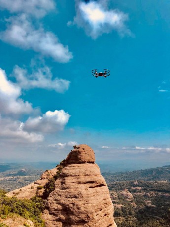Es el mejor dron de su categoría, de lejos, su cámara y vídeos son excelentes. 
hay miles de vídeos en 10