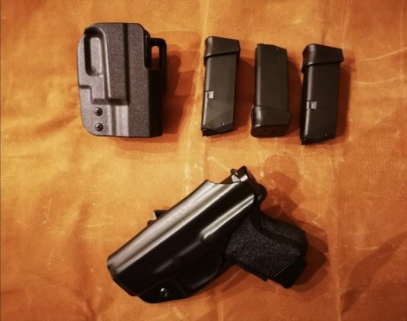 VENDIDA, GRACIAS 
Hola, vendo GLOCK 26 9x19 (9Pb), 1ª Gen, con menos de 300 disparos. Incluyo 4 cargadores, 02