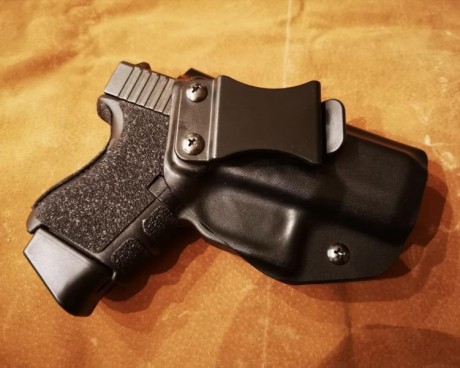 VENDIDA, GRACIAS 
Hola, vendo GLOCK 26 9x19 (9Pb), 1ª Gen, con menos de 300 disparos. Incluyo 4 cargadores, 12