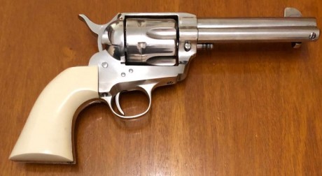 Vendo revolver Pietta single action de 4-3/4 en acero inoxidable calibre 45LC, esta guiado en F y no se 02